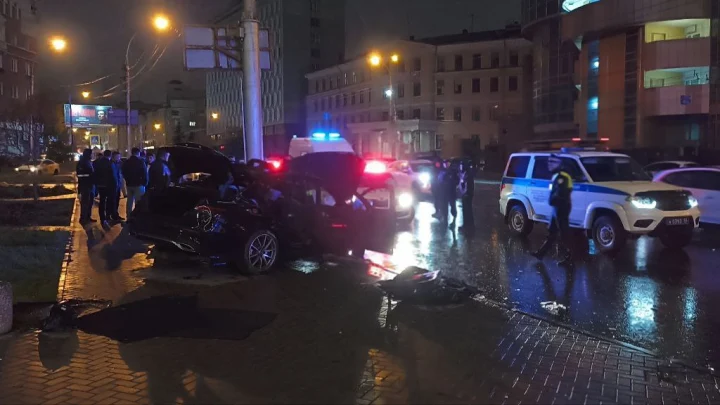В Новосибирске водитель Mercedes врезался в столб и погиб