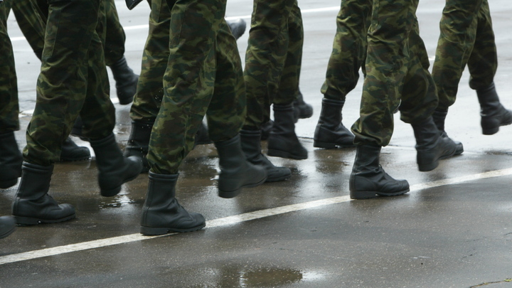 Кадры бесчеловечной оккупации. Русские военные снабжают украинцев продуктами, лекарствами и водой