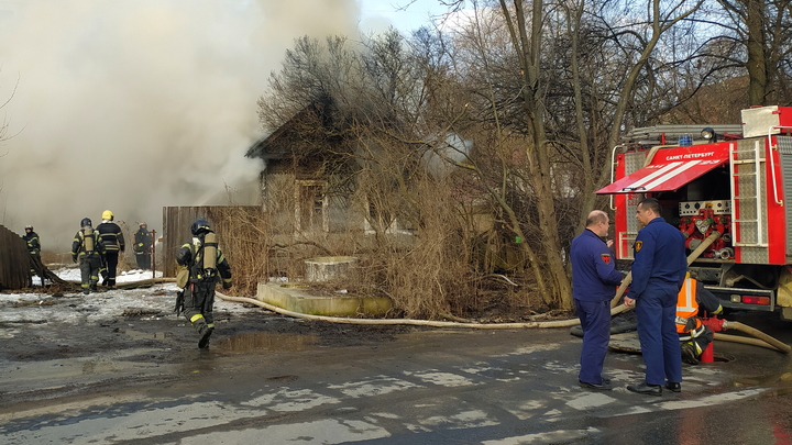 В Екатеринбурге жилой район у озера Шарташ окутало дымом