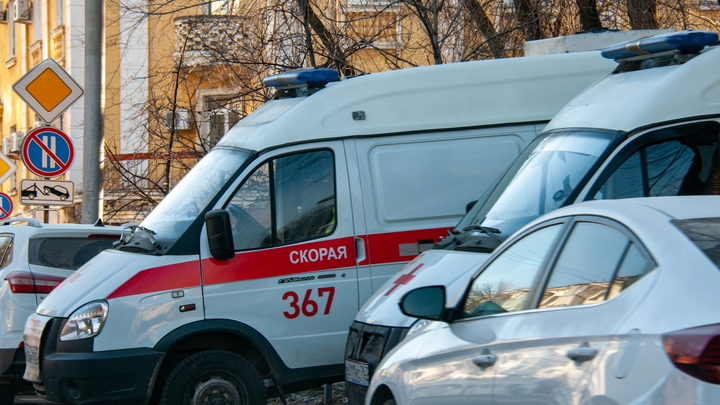 Беременная девушка поправляла шторы и случайно упала с балкона