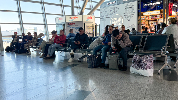 В аэропорту Внуково задержали более 30 рейсов на фоне атаки беспилотников