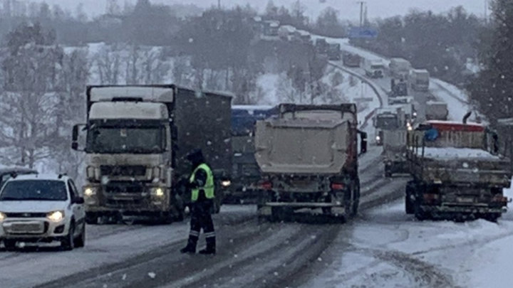 В Челябинской области трасса М-5 встала в пробках в ночь на 1 марта из-за снегопада