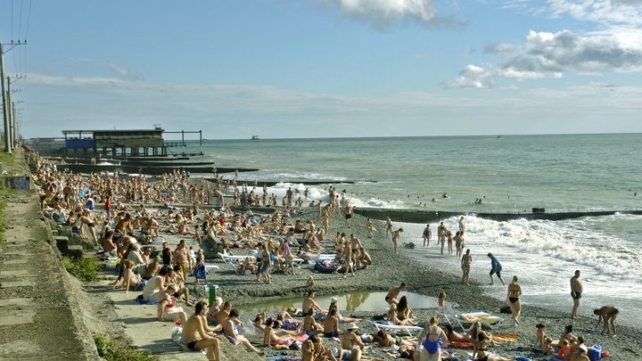 Море, солнце и жара: Эксперты оценили риск заразиться COVID-19 на пляже
