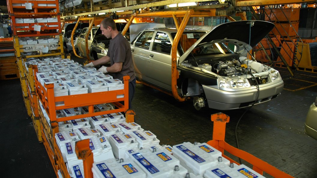 АвтоВАЗ показал оранжевую версию универсала Vesta SW АвтоВАЗ показал оранжевую версию универсала Vesta SW