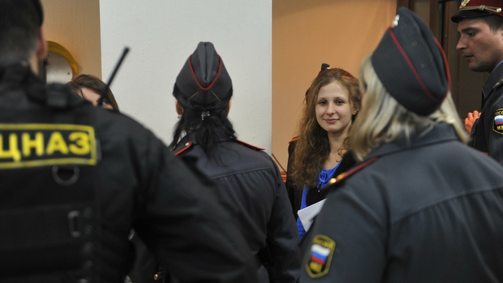 Участница Pussy Riot, получив запрет на выезд, нелегально покинула Россию