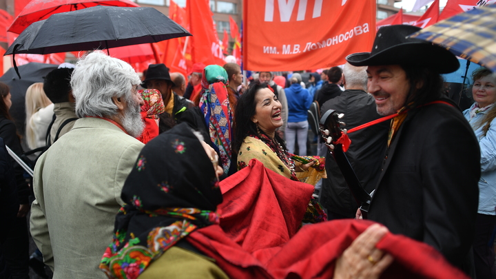 Табор уходит в армию: Цыганская община переехала из отеля в военкомат