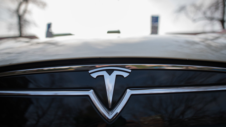 Маск украл идею оскандалившегося джипа Tesla у ФСБ России? В Сети показали два фото