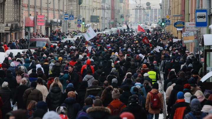 Почему губернатор разрешил митинги в Ленобласти