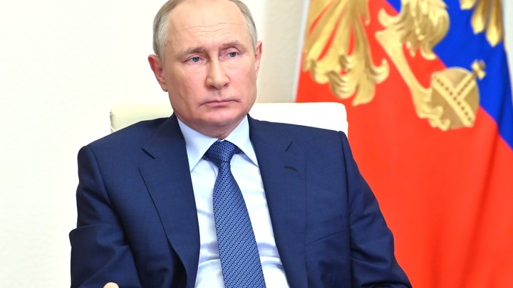 Путин подшутил над министром во время совещания: Расслабился...