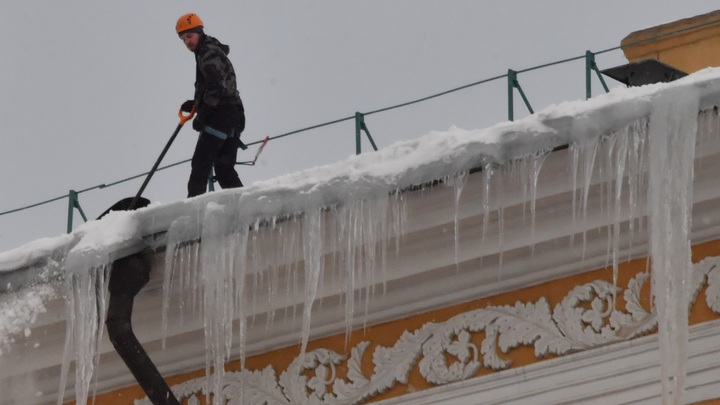 Скинувшие с крыши снег дворники разбили автомобиль каршеринга в центре Москвы