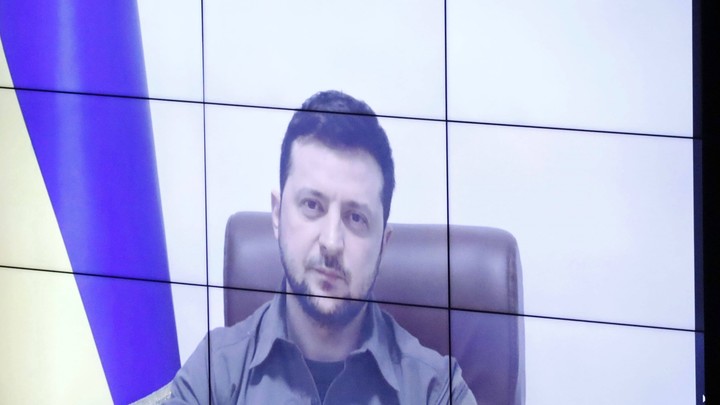Зеленский: завершить конфликт на Украине можно через потерю Крыма и Донбасса