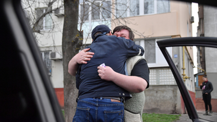 Врач: Объятия помогают восстановить баланс гормонов
