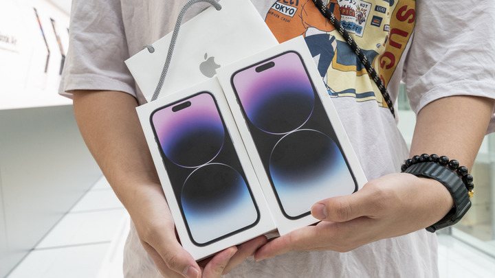 iPhone 14 грабители с пистолетом отобрали у продавца в Петербурге ещё до официального старта продаж