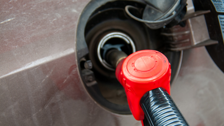 Подешевел на 1,6 рублей: Краснодарский край занял 42-е место в РФ по доступности бензина