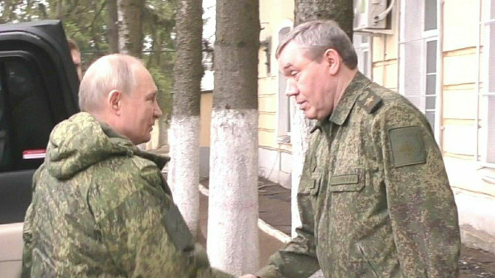 Путин надел военную форму в Курской области