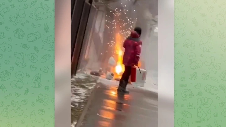 Взрыв электровелосипеда курьера в Москве попал на видео