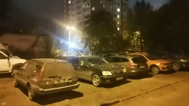 Мужчин, сливающих бензин из чужих авто, поймали в разных городах России. Началось?