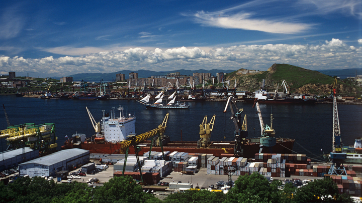 Катамаран Москва с десятками пассажиров сел на мель у Владивостока