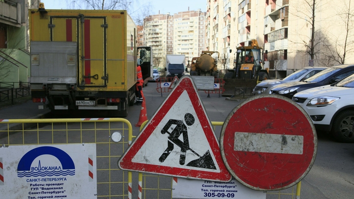 В Екатеринбурге из-за коммунальной аварии затопило оживленный перекресток