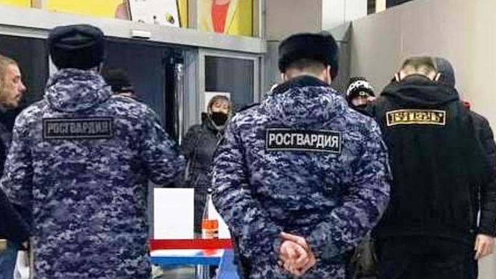17-летняя жительница Магнитогорска врезалась в стену дома на угнанном Мерседесе