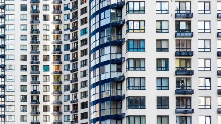 В России жителей домов будут штрафовать за старую мебель на балконах