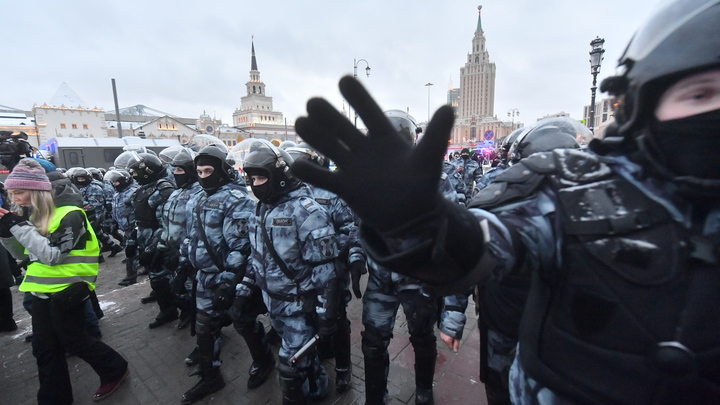 На Пушкинской в Москве участников Русского марша встречает ОМОН