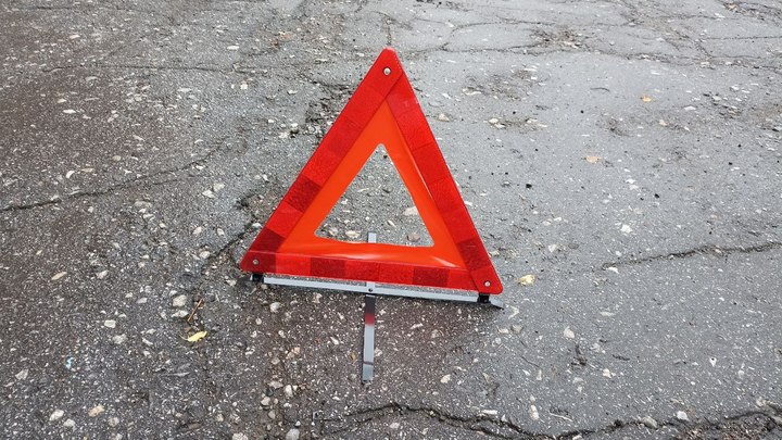 В ДТП с автобусом и легковушкой в Кузбассе пострадали два человека