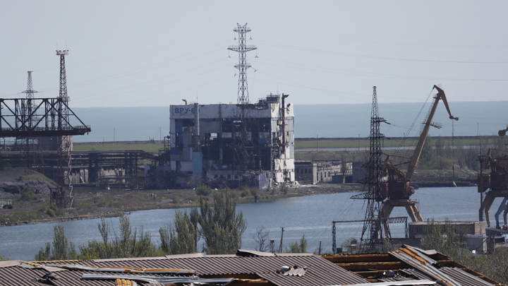 Перед отступлением украинские боевики сожгли зерно в мариупольском порту