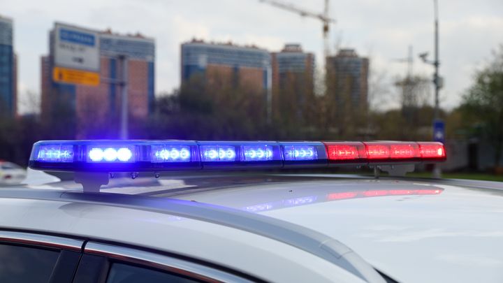 В Сочи легковушка протаранила стоящее после ДТП на трассе авто