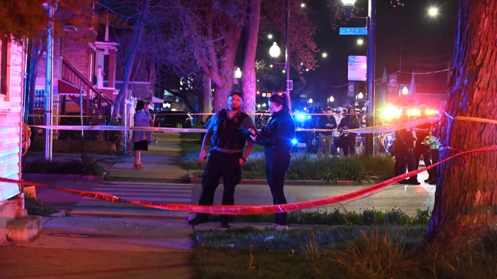 В Чикаго банда детей жестоко избила женщину с сыном и дочерью возле школы