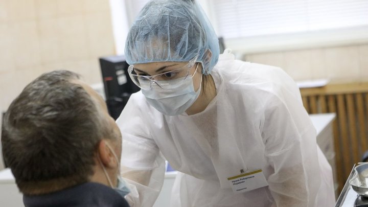 Угли под ногами, волдыри и облысение: Пугающие симптомы COVID в рассказах пациентов