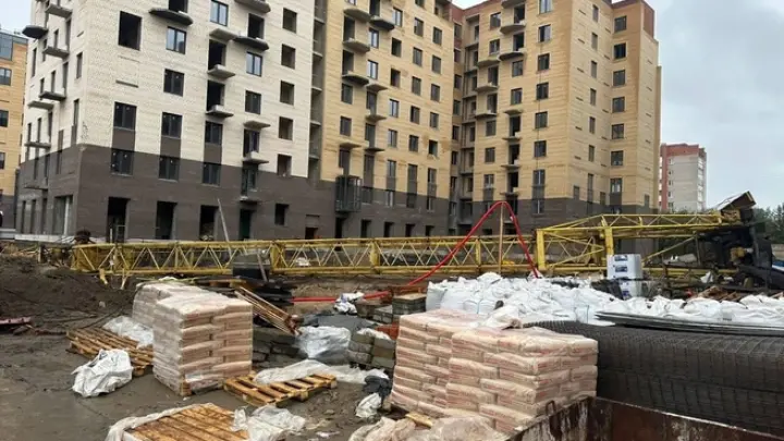 В Северодвинске рухнул строительный кран - есть жертвы