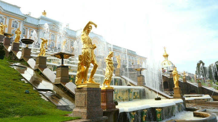 В Петергофе начался сезон фонтанов
