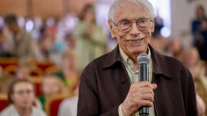 Отмечающий 100-летний юбилей новосибирский композитор Александр Зацепин открыл секрет долголетия