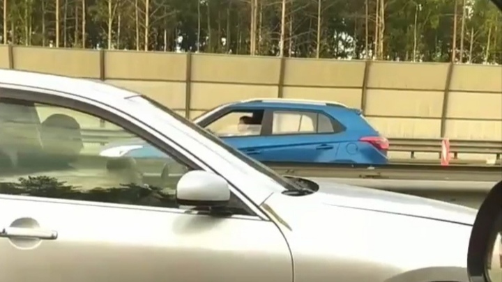 Чем бы дитя ни тешилось: папа на Infinity посадил младенца за руль на КАД в Петербурге (видео)