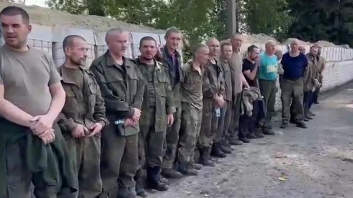 В сети появилось видео 45 русских бойцов, вернувшихся из плена
