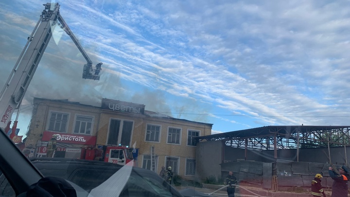 Офисное здание с автосервисом и магазином сгорело в Афонине Кстовского района