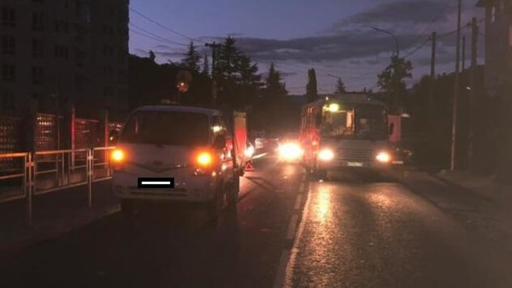 Выбежал на дорогу и попал под колеса: в Сочи госпитализировали 7-летнего мальчика
