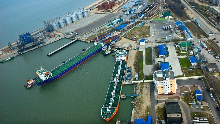 После атаки ВСУ в порту Кавказ спасли 17 членов экипажа затонувшего судна