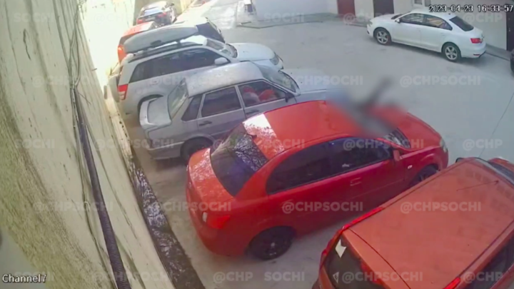 Момент смертельного падения мужчины с многоэтажки в Сочи попал на видео