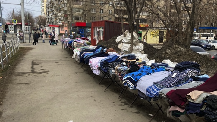 Наши хуже мигрантов: в Челябинске торговцы с раскладушек превратили в базар прогулочную зону