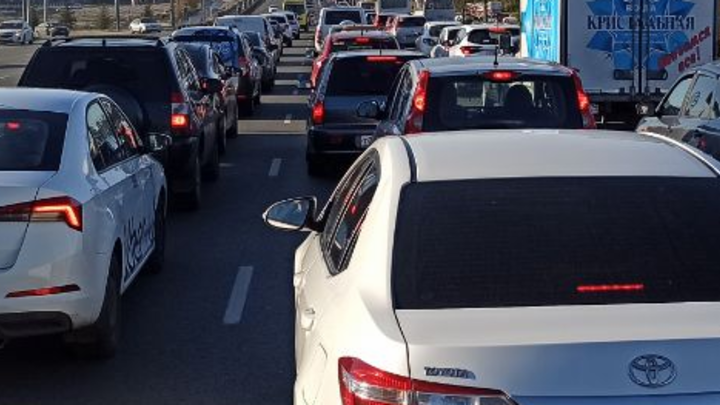 В Челябинской области ДТП на мосту перекрыло трассу М5