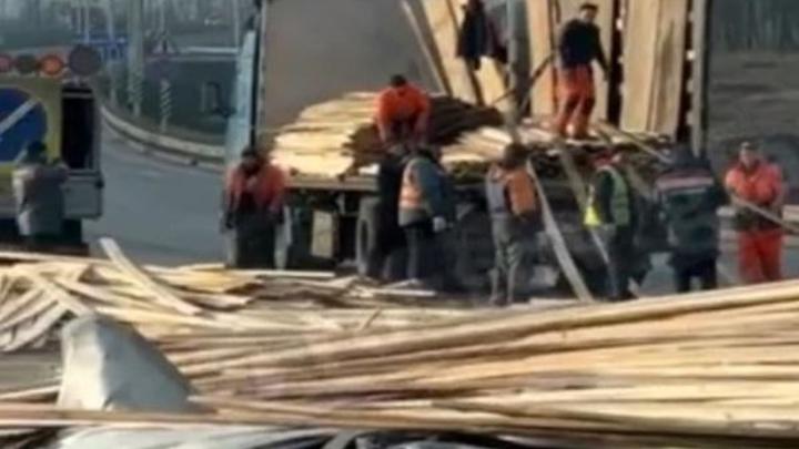 На трассе в Ростовской области развалился грузовой автомобиль, гружённый стройматериалами