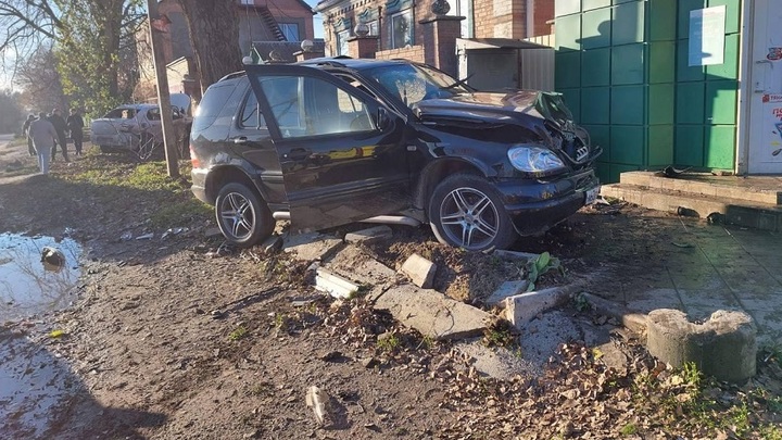 В Ростовской области в дорожной аварии пострадал 19-летний водитель дорогой иномарки