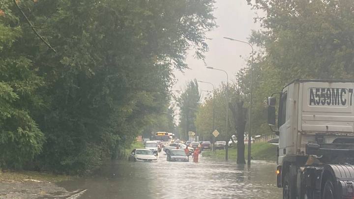 В Ростове затопило улицу Оганова. Движение перекрыто