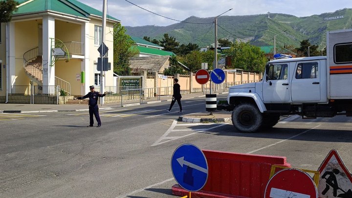 В Геленджике перекрыли проезд на углу ул. Кирова и Толстого из-за утечки газа