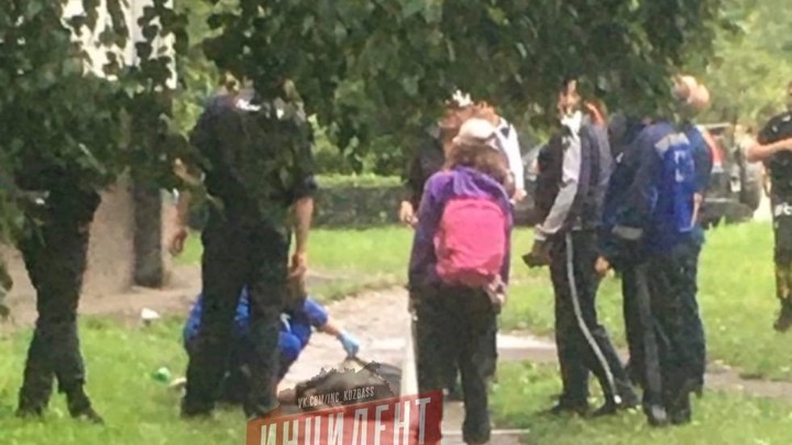 В Новокузнецке неадекватный мужчина побил окна на 8 этаже и упал