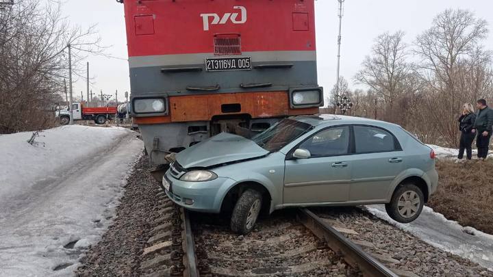 В Ивановской области иномарка попала под поезд на переезде в Фурмановском районе