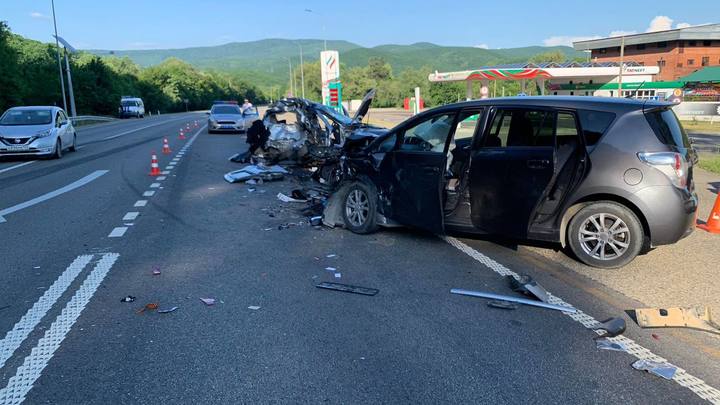 На Кубани по дороге к Чёрному морю произошло массовое ДТП, в котором погибли два человека