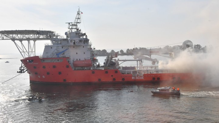 У берегов Йемена горит британское судно: Что известно на данный момент?